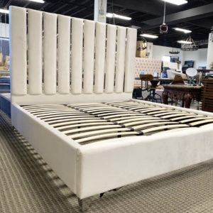 Letto Line panna e acciaio