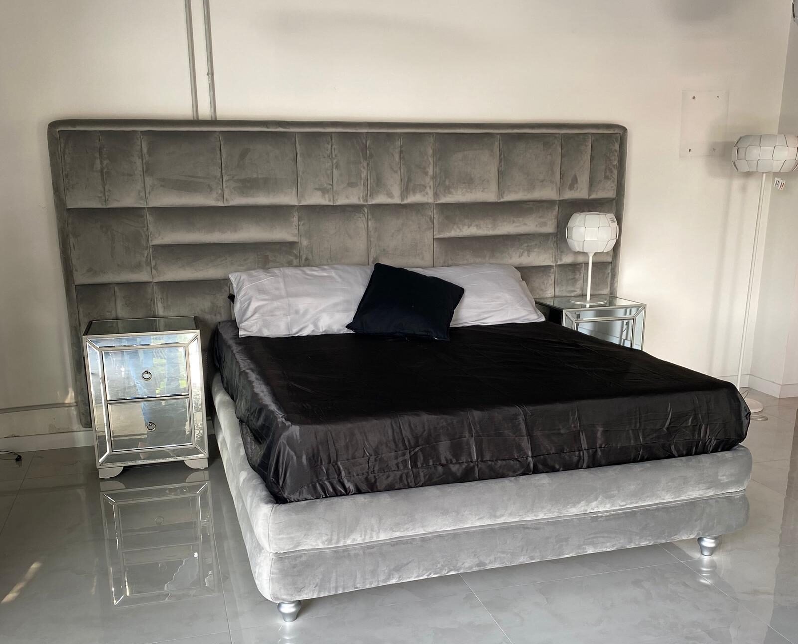 Letto matrimoniale grigio